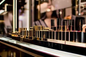 圣罗兰是哪个国家的品牌 - 圣罗兰是哪个国家的品牌化妆品