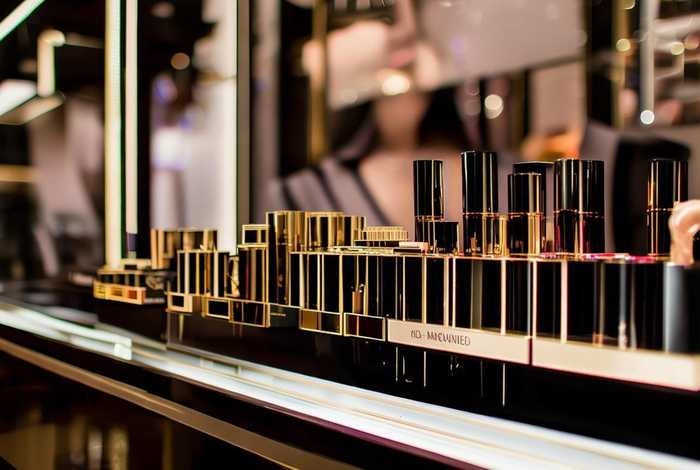 圣罗兰是哪个国家的品牌 - 圣罗兰是哪个国家的品牌化妆品