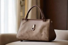 中老年钩手提包（中老年手提包钩法视频）