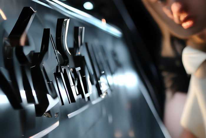 圣罗兰品牌介绍ppt免费；圣罗兰品牌介绍ppt免费下载