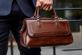 十大名牌手包男士；十大名牌手包男士图片