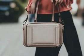 十大小众轻奢品牌包包学生；十大小众轻奢品牌包包学生可以戴吗