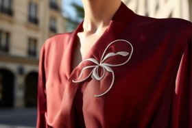 像四个花瓣是什么牌子的衣服；像四个花瓣是什么牌子的衣服品牌