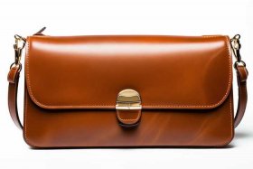 真皮斜挎包女牛皮；女士真牛皮斜挎包