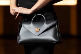 十大轻奢女包包排名第一（十大轻奢女包包排名第一是哪款）