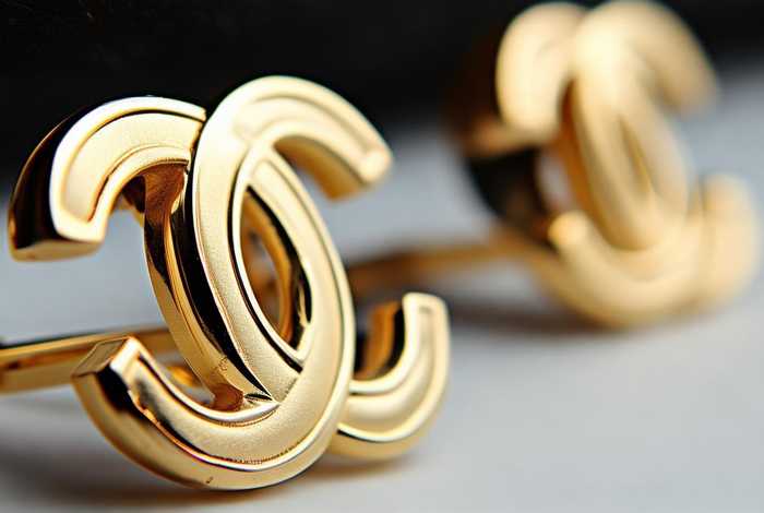 香奈儿耳钉双c怎么辨别真假（如何辨别香奈儿双c耳环真假）