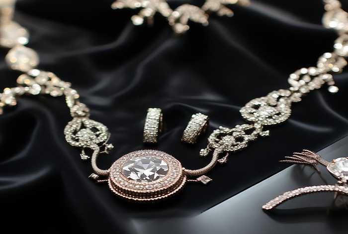 香奈儿首饰值多少钱；香奈儿首饰值多少钱一个