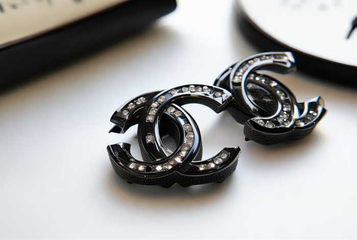 香奈儿耳钉官网价格 香奈儿耳钉官网价格双C黑皮绳