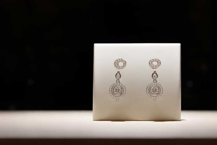 香奈儿耳环官方旗舰店官网（香奈儿耳环官方旗舰店官网是正品吗）