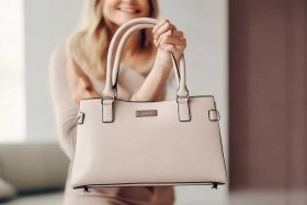 什么牌子的女包性价比高又好看；什么牌子的女包性价比高又好看？