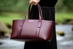 五十岁女人背什么包好看 - 五十岁女人背什么包好看图片