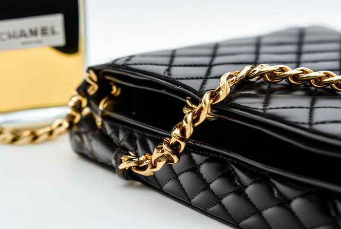 香奈儿19号包如何辨真假 - 香奈儿19号香水真假