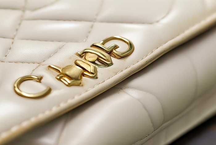 香奈儿小金球包包金属会掉色吗 - 香奈儿小金球包包金属会掉色吗图片
