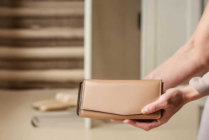 中年女性用什么颜色的钱包比较好（中年女性用什么颜色的钱包比较好看）