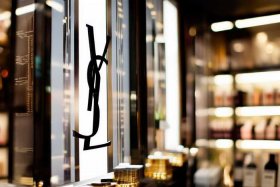 圣罗兰是哪个国家的品牌化妆品；圣罗兰是哪个国家的品牌化妆品的条码