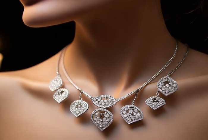 四个花瓣的奢侈品牌项链、四个花瓣的项链什么牌子