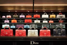 十大轻奢品牌包包迪奥，十大轻奢品牌包包迪奥价格