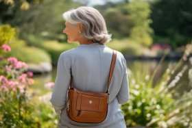 中老年斜挎小包女款，中老年斜挎小包女款图片