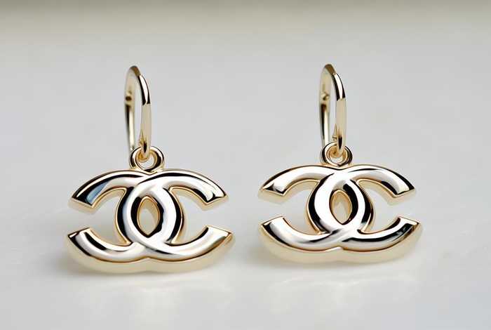 香奈儿字母耳钉；香奈儿字母耳钉图片