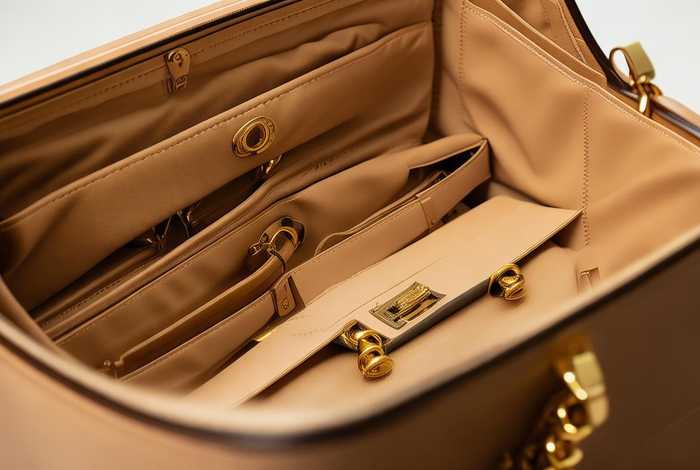 香奈儿金扣翻盖双肩包；香奈儿双肩包里面的扣子怎么用