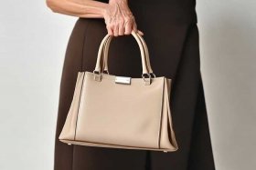 五十岁女人适合背什么款式颜色的包包 - 五十岁女人适合背什么款式颜色的包包