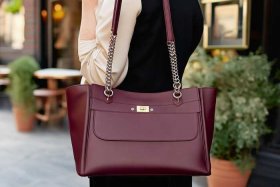 五十岁的女人背什么包包好；五十岁的女人背什么包包好看