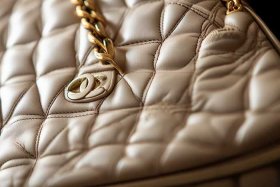 香奈儿包怎么辨别正品（香奈儿包怎么辨别正品有什么标志）