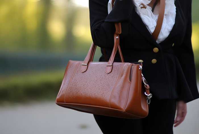 中老年斜挎包女高级感（中老年斜挎包女士2015款）