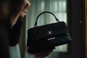 为什么背香奈儿像假的；为什么背香奈儿像假的包一样