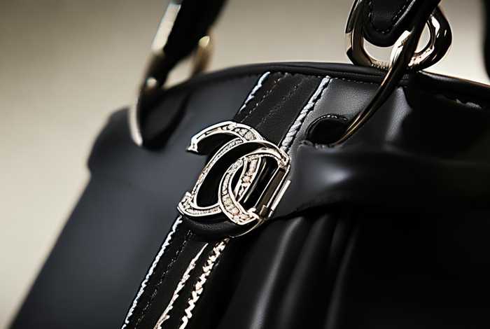香奈儿2021徽章款，2021香奈儿徽章新款包细节图