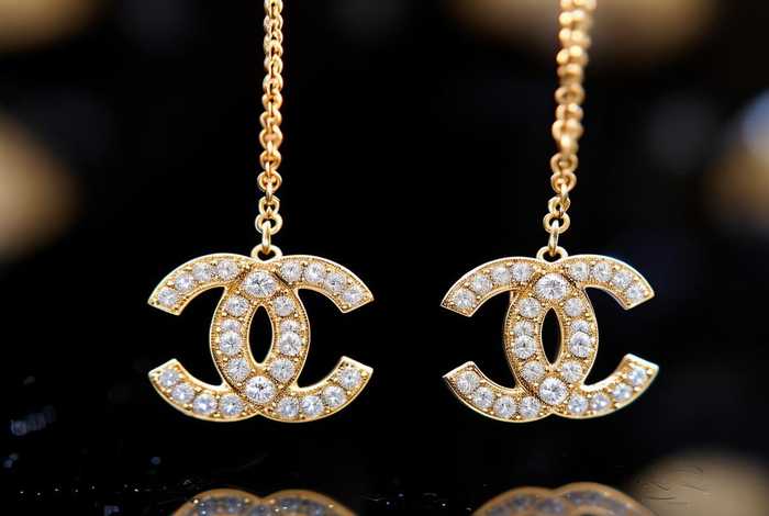 香奈儿双c耳钉有真钻石款吗 香奈儿双c耳钉是真钻吗