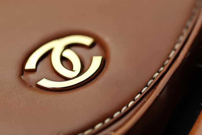 香奈儿的包包logo；香奈儿的包包logo会不会掉漆