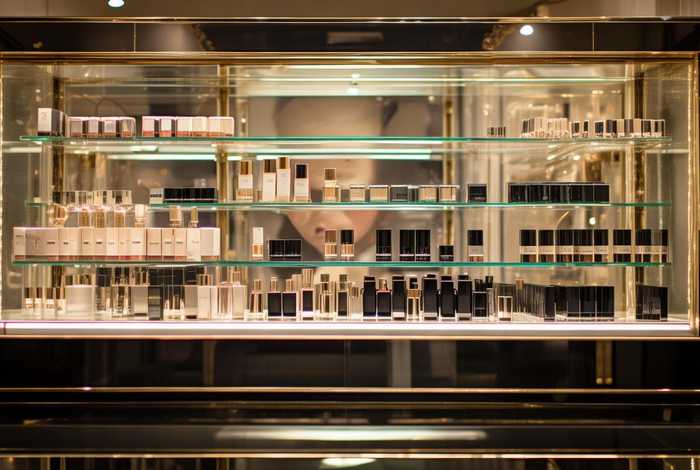 圣罗兰美妆是什么档次（圣罗兰美妆是什么档次的）