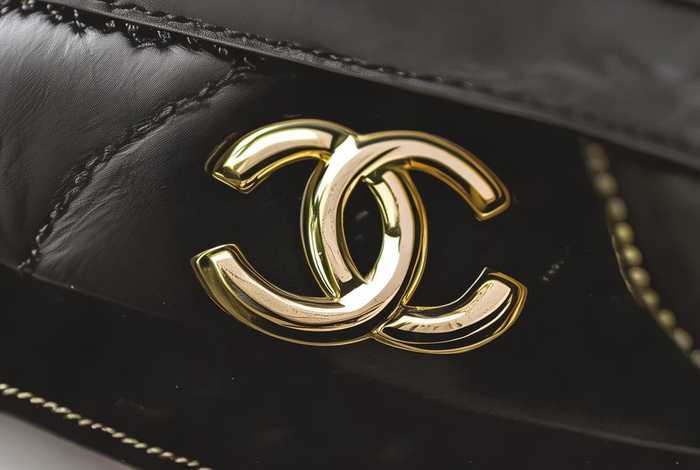 香奈儿包包的logo；香奈儿包包的logo开口处封上的是什么