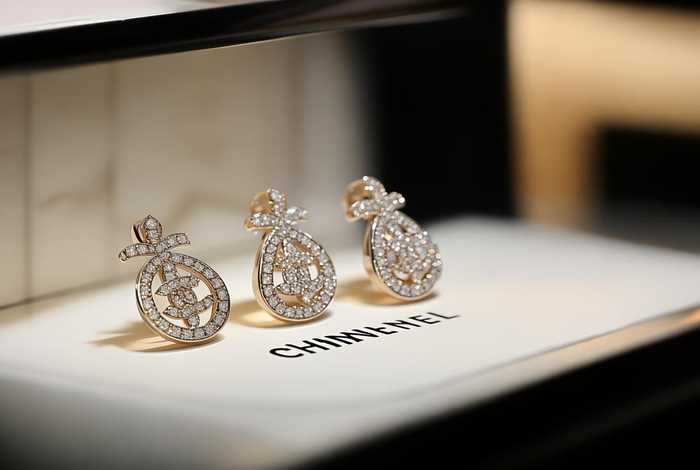 香奈儿耳钉官网中文版；香奈儿耳钉官网中文版是正品吗