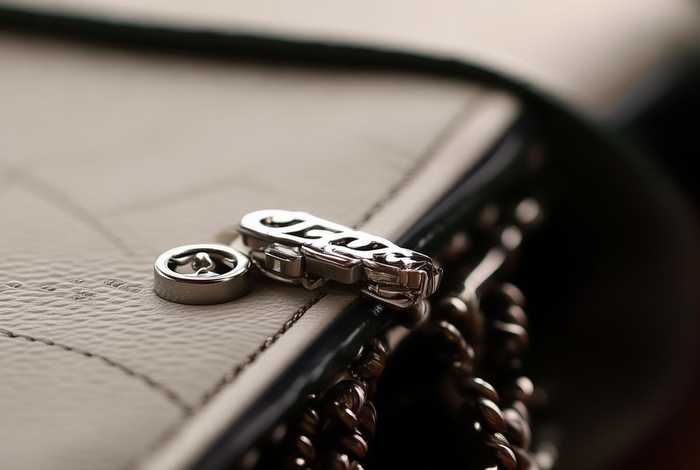 香奈儿新款包包用什么螺丝钉；香奈儿新款包包用什么螺丝钉固定