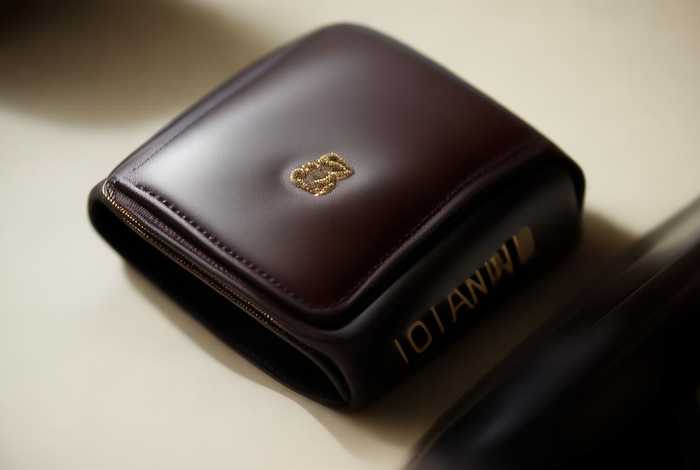 香奈儿迷你化妆包；香奈儿迷你化妆包包底带logo