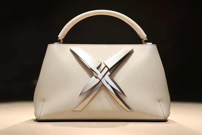 一个像x的包包（一个像x的包包标志）