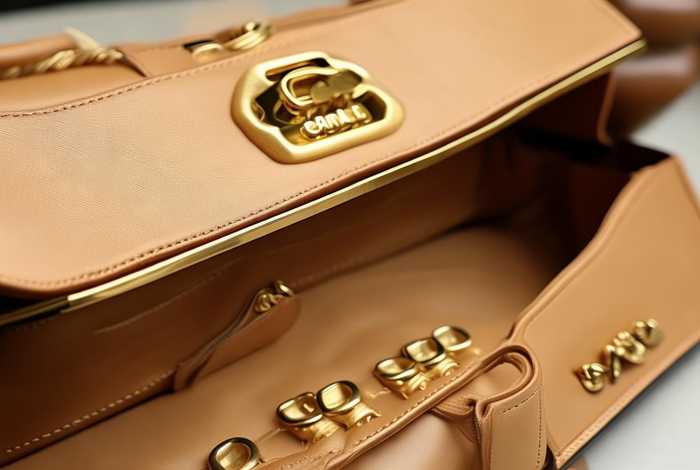 香奈儿金扣翻盖双肩包；香奈儿双肩包里面的扣子怎么用