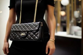香奈儿的包包需要配货吗（香奈儿的包包需要配货吗现在）