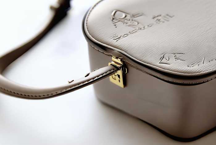 小ck包包多少钱一个（正品小ck包多少钱一个）