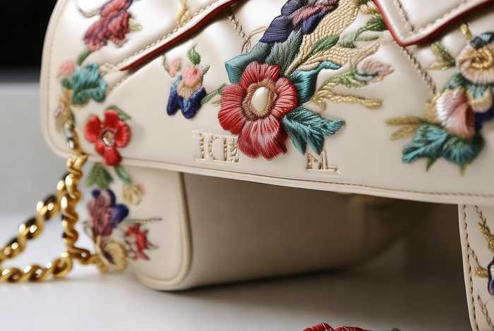 香奈儿官网怎么查正品花包；香奈儿官网怎么查正品花包真假鉴别