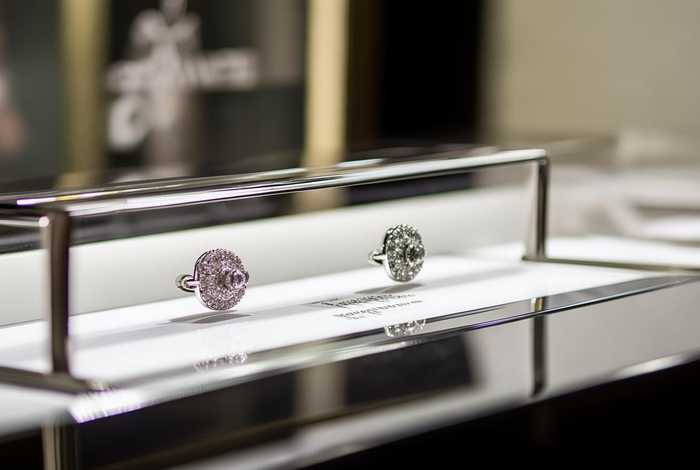 香奈儿耳钉官方旗舰店是正品吗；香奈儿耳钉官方旗舰店是正品吗多少钱