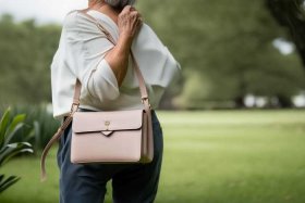 中老年女士小斜挎包；中老年女士斜挎包真皮小小包