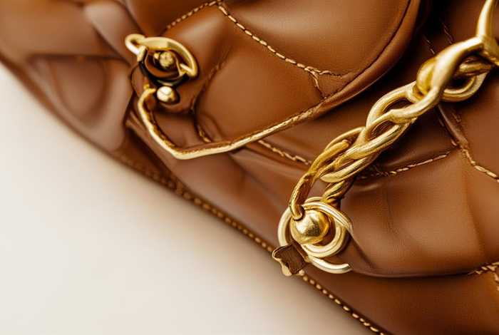 香奈儿小金球包包（香奈儿小金球包包真假鉴别）