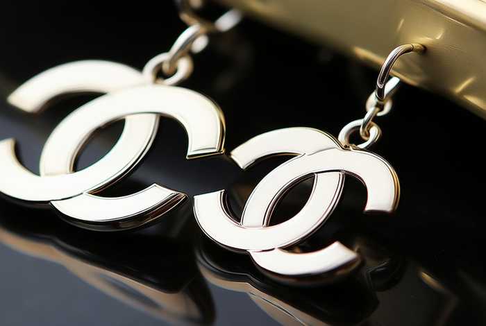 香奈儿字母耳钉；香奈儿字母耳钉图片
