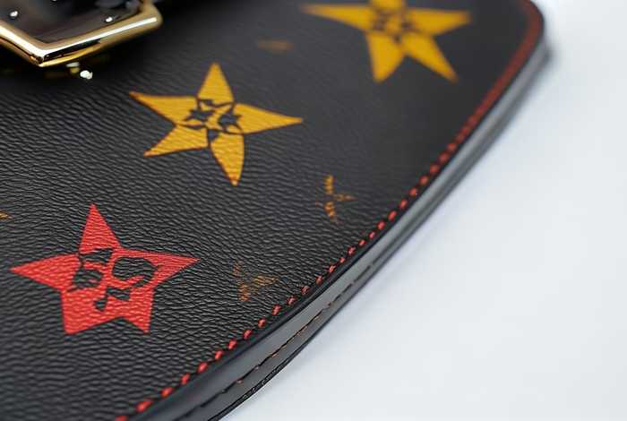 怎么查lv是不是正品衣服（怎么查lv是不是正品衣服呢）