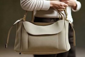 中老年帆布包斜挎高级感上档次；中老年帆布斜挎女包