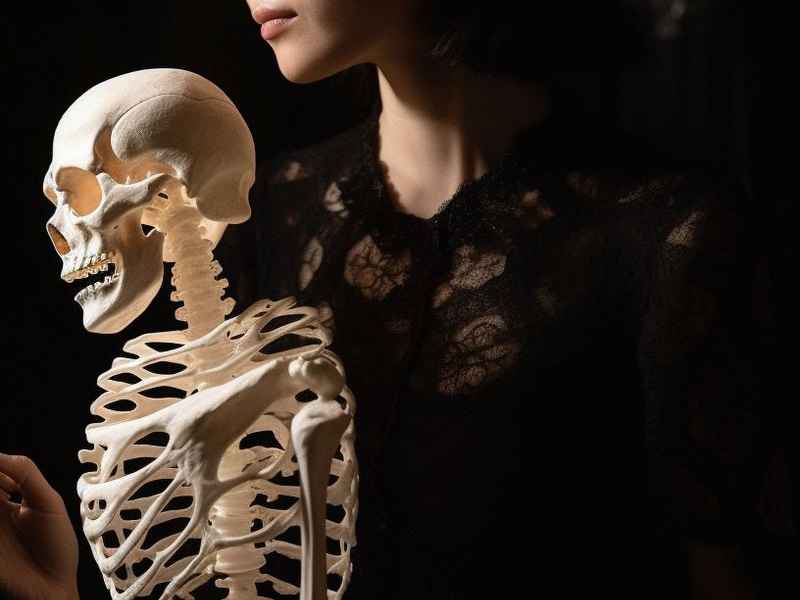 瘦得皮包骨头女孩图片、瘦的很恐怖的皮包骨头的女人图片
