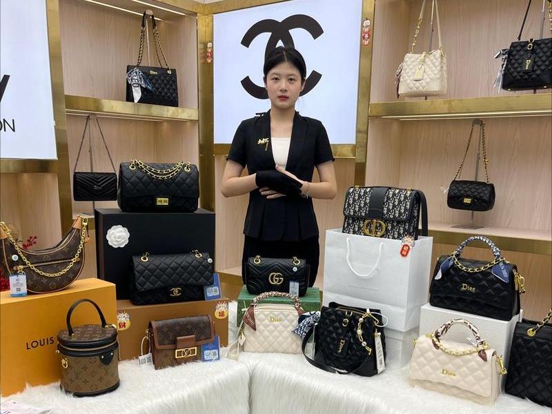 300元品牌包包专柜正品直播间；300元品牌包包专柜正品直播间是真的吗